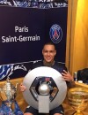 Gregory van der Wiel célèbre la victoire du PSG en Coupe de France et son quadruplé dans les vestiaires du Stade de France, le 30 mai 2015