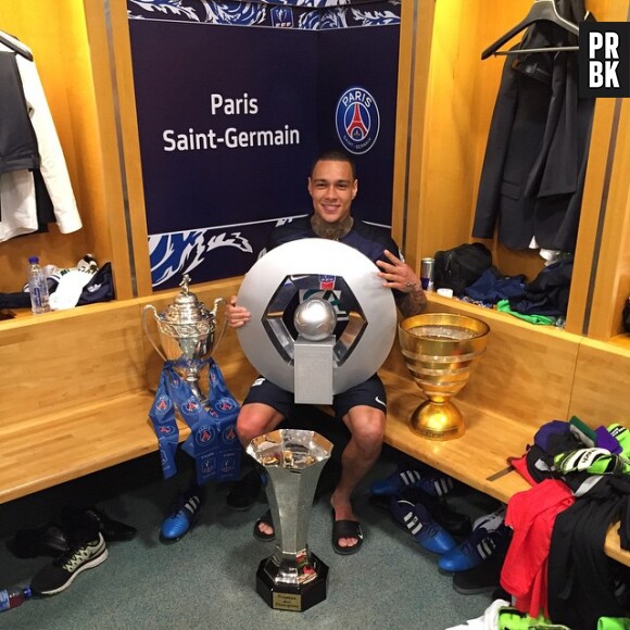 Gregory van der Wiel célèbre la victoire du PSG en Coupe de France et son quadruplé dans les vestiaires du Stade de France, le 30 mai 2015