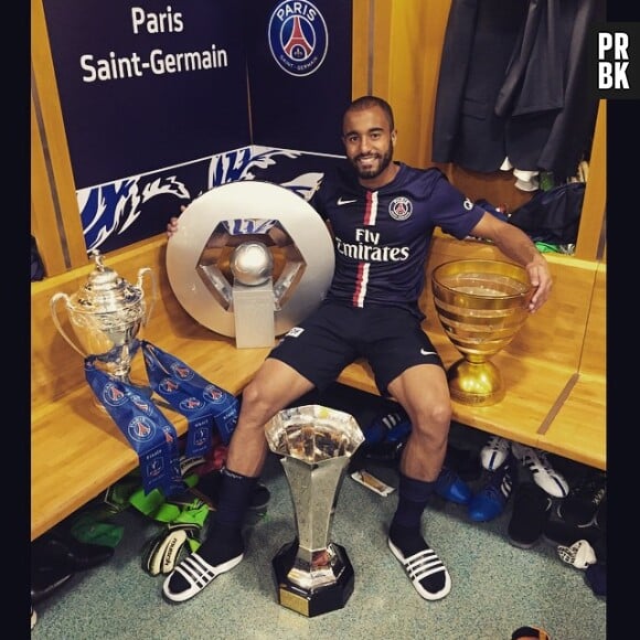 Lucas Moura célèbre la victoire du PSG en Coupe de France et son quadruplé dans les vestiaires du Stade de France, le 30 mai 2015