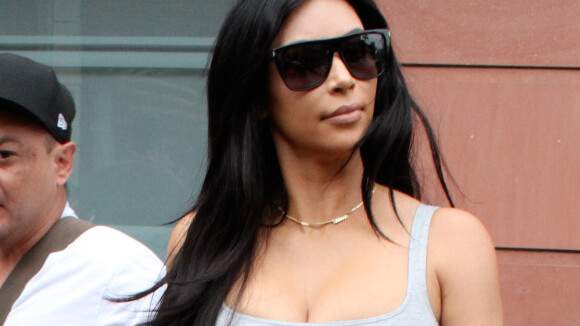 Kim Kardashian enceinte et sexy : la bimbo sort la robe moulante pour une session shopping