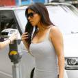  Kim Kardashian durant l'une de ses sessions shopping &agrave; Los Angeles, le 12 juin 2015 