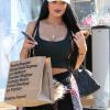 Kylie Jenner : décolleté affolant pendant une virée shopping à Los Angeles, le 21 juin 2015