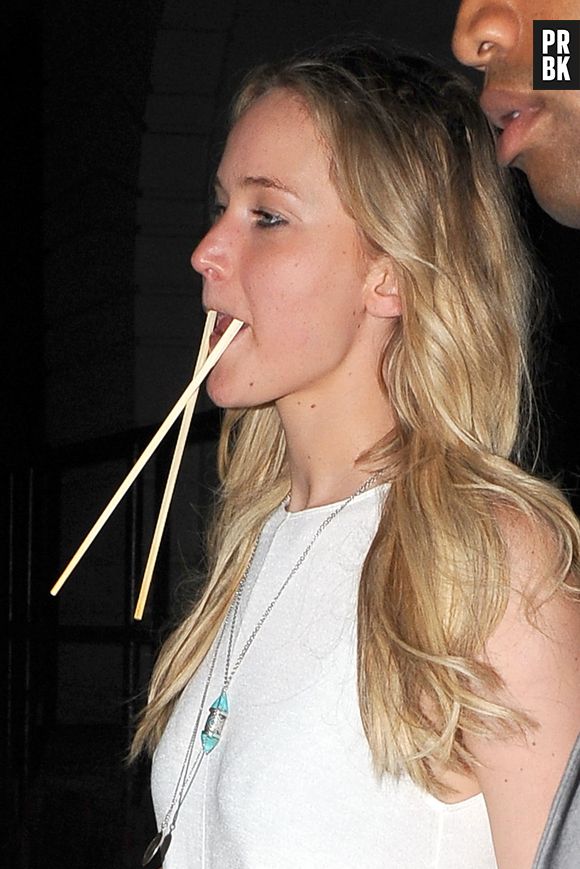 Jennifer Lawrence déjantée à la sortie d'un restaurant à New-York, le 24 juin 2015