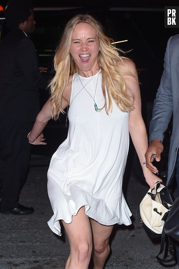 Jennifer Lawrence déjantée à la sortie d'un restaurant à New-York, le 24 juin 2015