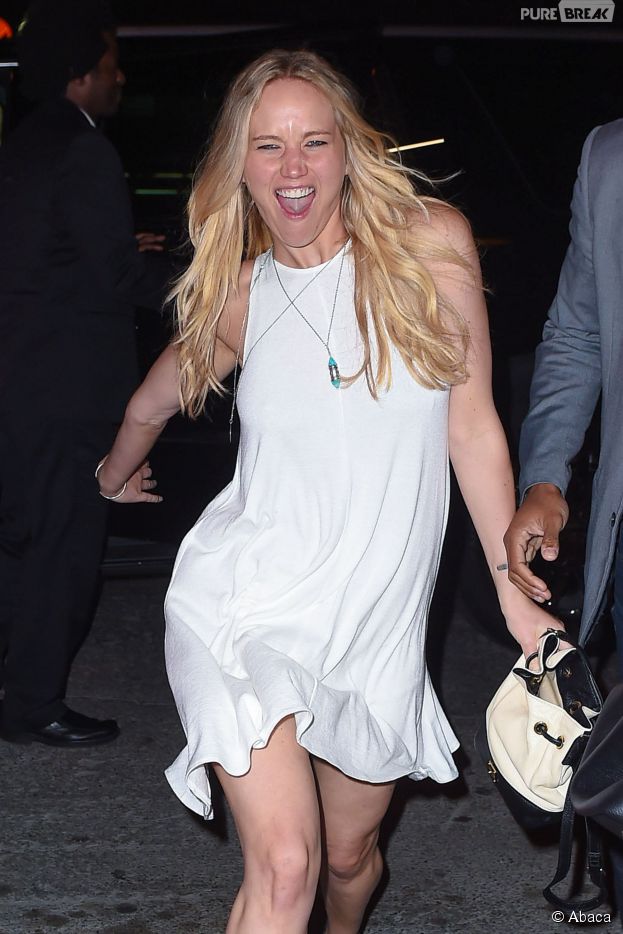 Jennifer Lawrence déjantée à la sortie d'un restaurant à New-York, le 24 juin 2015