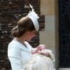 Kate Middleton s'occupe de la Princesse Charlotte le jour de son baptême, le 5 juillet 2015 en Angleterre