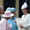 Elizabeth II et Kate Middleton discutent au baptême de la Princesse Charlotte, le 5 juillet 2015 en Angleterre