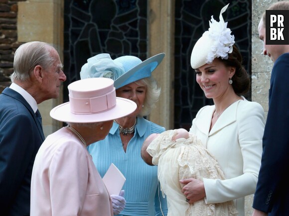 Elizabeth II et Kate Middleton discutent au baptême de la Princesse Charlotte, le 5 juillet 2015 en Angleterre