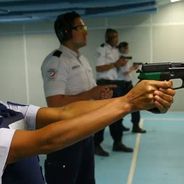 Shy&#039;m véritable femme fatale : cours de tir impressionnant avec la police