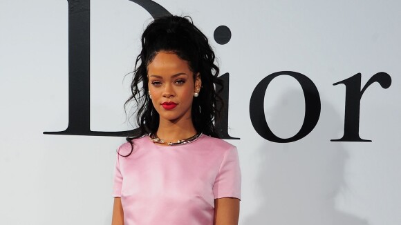 Rihanna : un fou se prend en selfie devant chez elle... puis la menace de mort sur Twitter