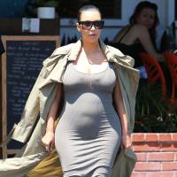 Kim Kardashian enceinte : une robe très moulante dévoile ses formes de grossesse