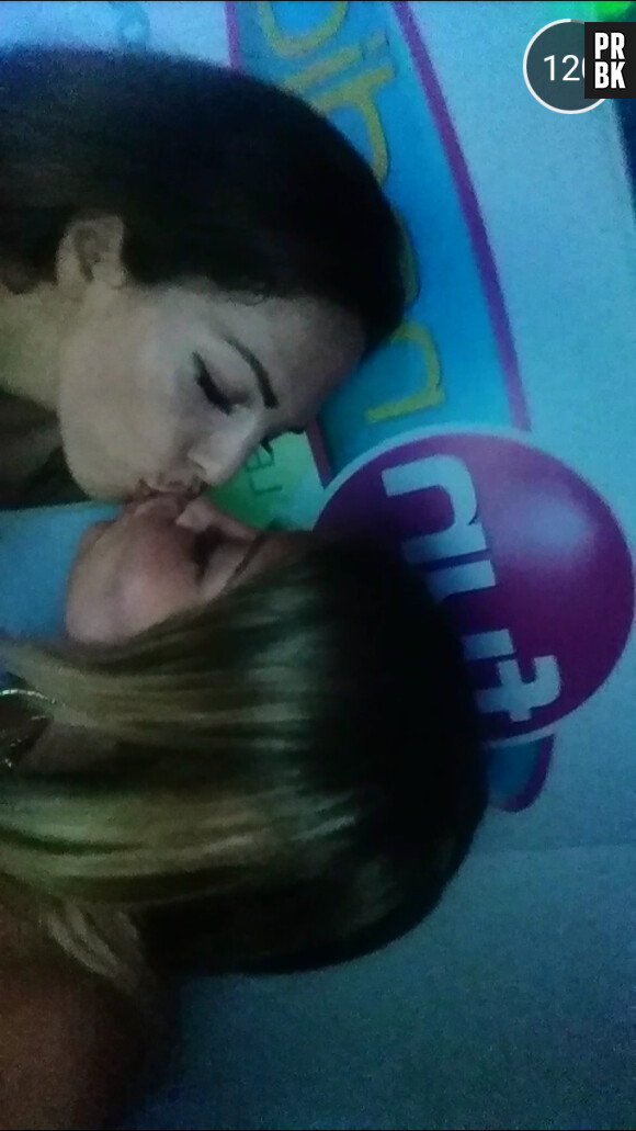Les Marseillais en Thaïlande : Parisa embrasse Kim lors d'une soirée en boite, le 21 juillet 2015