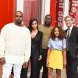 Kim Kardashian enceinte et Kanye West lors d'une conférence organisée avec Steve McQueen au musée d'Art Moderne de Los Angeles, le 24 juillet 2015