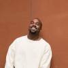 Kanye West souriant lors d'une conférence organisée avec Steve McQueen au musée d'Art Moderne de Los Angeles, le 24 juillet 2015