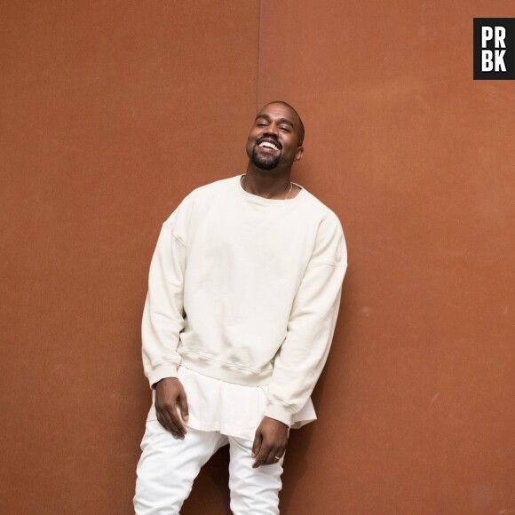 Kanye West souriant lors d'une conférence organisée avec Steve McQueen au musée d'Art Moderne de Los Angeles, le 24 juillet 2015
