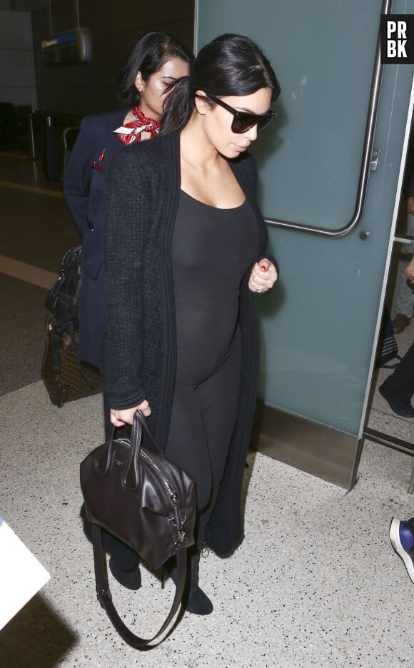 Kim Kardashian enceinte : baby bump apparent à l'aéroport de Los Angeles, le 23 juillet 2015