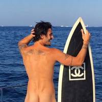 Baptiste Giabiconi complètement nu et fier de &quot;ses petites fesses blanches&quot; sur Instagram