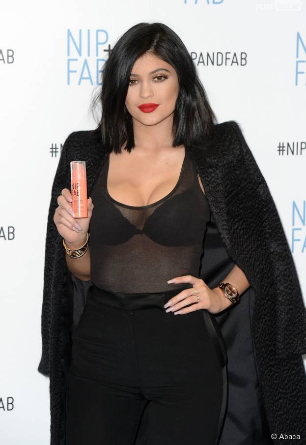 Kylie Jenner : d&eacute;collet&eacute; transparent sexy &agrave; Londres le 14 mars 2015