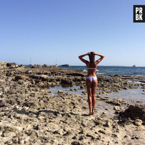 Malika Ménard : vacances sexy en bikini à Ibiza