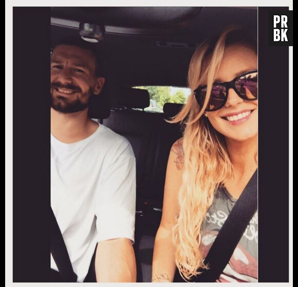 Aurélie Van Daelen enceinte et souriante au côté de son petit-ami, sur Instagram, le 16 août 2015