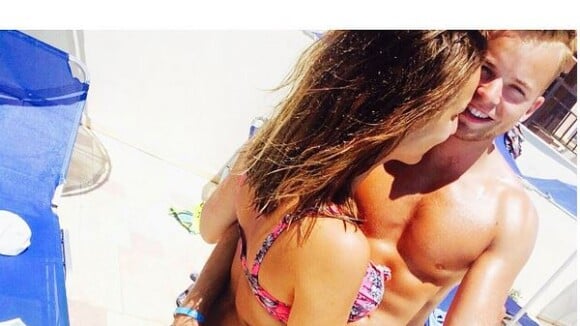 Ma2x torse nu et collé-serré avec sa petite-amie Margot sur Instagram