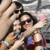 Demi Lovato prend la pose avec ses fans aux répétitions de son live pour le Jimmy Kimmel Live, le 31 août 2015