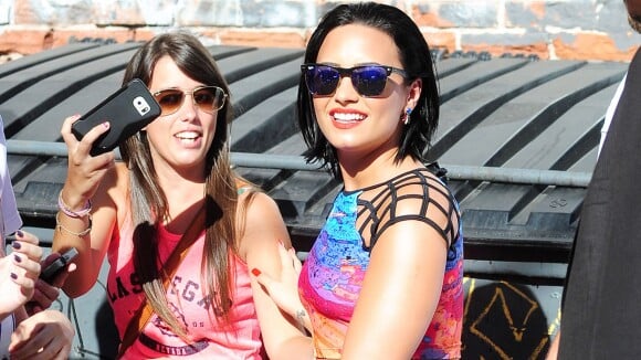 Demi Lovato sexy en mini-short et proche de ses fans avant son live chez Jimmy Kimmel