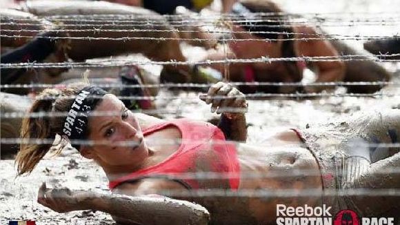Laury Thilleman : guerrière impressionnante dans la boue pour la Spartan Race