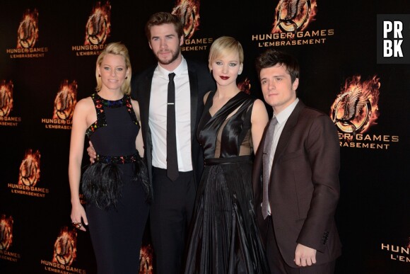 Hunger Games : Jennifer Lawrence, Elizabeth Banks, Liam Hemsworth et Josh Hutcherson lors de l'avant-première parisienne du deuxième film en 2013