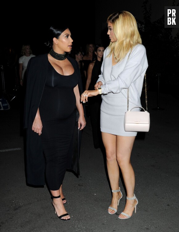 Kim Kardashian enceinte et Kylie Jenner à la soirée anniversaire des 50 ans du magazine Cosmopolitan le 12 octobre 2015 à Los Angeles