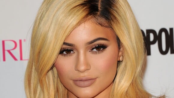 Kylie Jenner blonde, Khloé plus décolletée que Kim Kardashian aux 50 ans de Cosmopolitan
