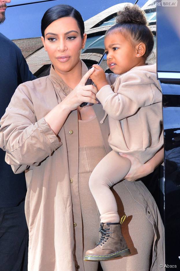 Kim Kardashian et North pour soutenir Kanye West lors du défilé de sa marque à la Fashion Week de New-York, le 16 septembre 2015
