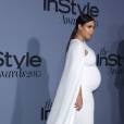 Kim Kardashian enceinte : son baby bump star des InStyle Awards le 26 octobre 2015 à Los Angeles