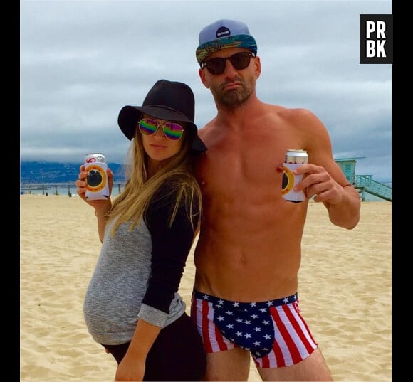 AJ Cook (Esprits Criminels) enceinte accompagnée de son mari