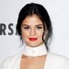 Selena Gomez sexy en robe blanche décolletée pour le gala Spirit of Life à Los Angeles, le 5 novembre 2015