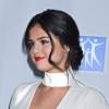 Selena Gomez sexy en robe blanche décolletée pour le gala Spirit of Life à Los Angeles, le 5 novembre 2015
