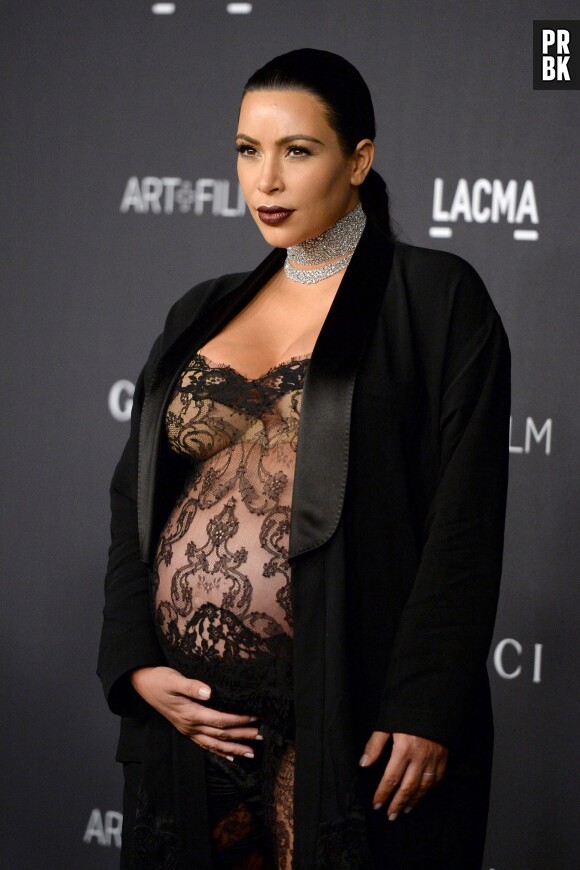 Kim Kardashian dévoile ses formes au LACMA, le 7 novembre 2015, à Los Angeles