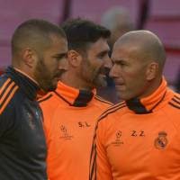 Karim Benzema mis en examen : "très touché", Zinedine Zidane lui apporte son soutien