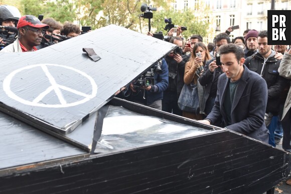 Davide Martello joue Imagine, de John Lennon, devant le Bataclan, au lendemain des attentats de Paris