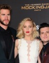 Liam Hemsworth, Jennifer Lawrence et Josh Hutcherson : hommage aux victimes des attentats de Paris sur le tapis rouge d'Hunger Games : la révolte partie 2 à Los Angeles, le 16 novembre 2015