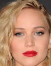 Jennifer Lawrence : hommage aux victimes des attentats de Paris sur le tapis rouge d'Hunger Games : la révolte partie 2 à Los Angeles, le 16 novembre 2015