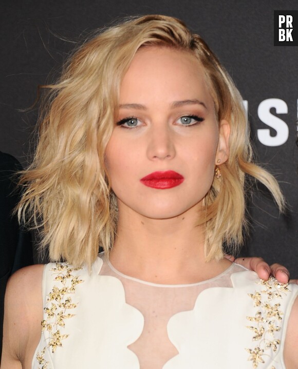Jennifer Lawrence : hommage aux victimes des attentats de Paris sur le tapis rouge d'Hunger Games : la révolte partie 2 à Los Angeles, le 16 novembre 2015
