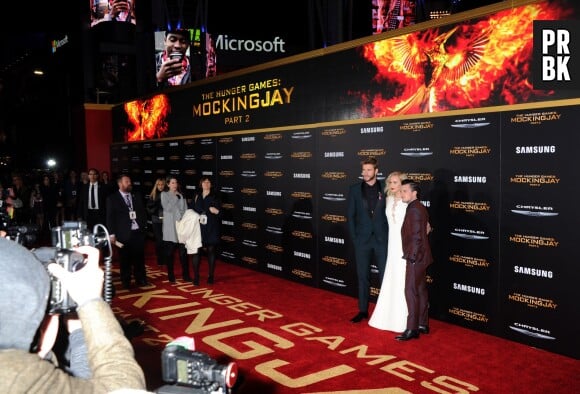 Hunger Games 4, la révolte partie 2 : tout le cast a rendu hommage aux victimes des attentats de Paris sur le tapis rouge à Los Angeles, le 16 novembre 2015