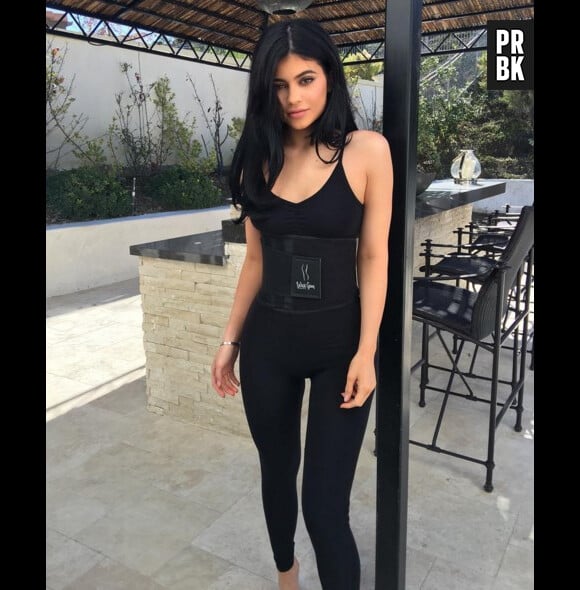 Kylie Jenner fait la polémique sur Instagram/Twitter à cause d'un corset