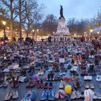 COP 21 : des milliers de chaussures envahissent Paris, Marion Cotillard se mobilise