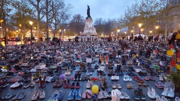 COP 21 : des milliers de chaussures envahissent Paris, Marion Cotillard se mobilise