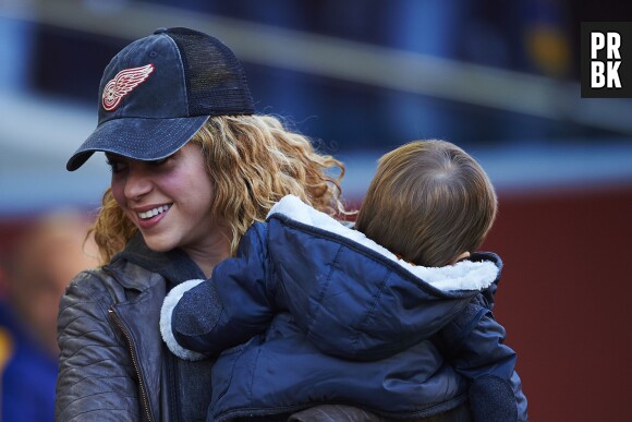 Shakira et Sasha au match opposant le FC Barcelone à Real Sociedad le 28 novembre 2015 à Barcelone