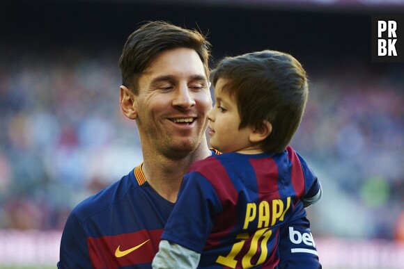 Lionel Messi et son fils Thiago au match opposant le FC Barcelone à Real Sociedad le 28 novembre 2015 à Barcelone