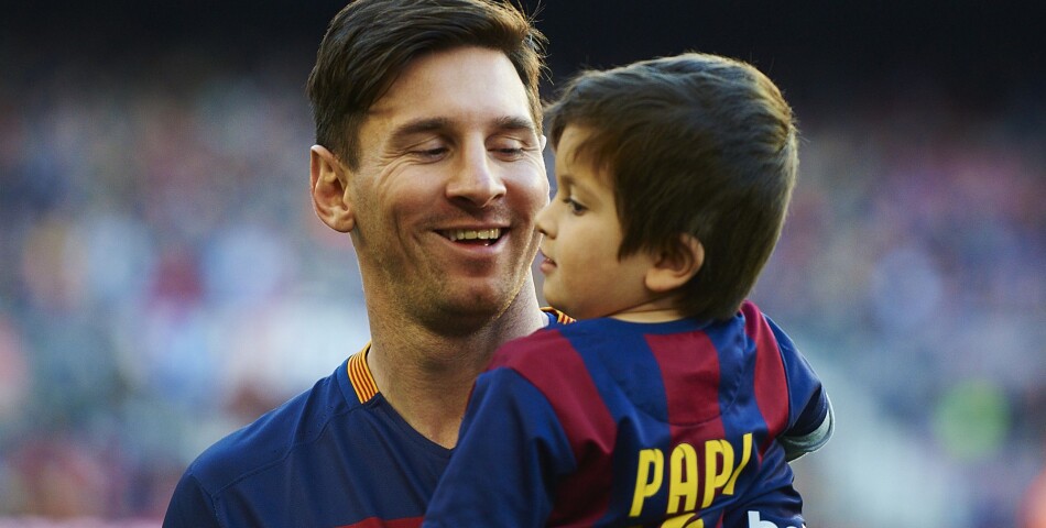 Lionel Messi et son fils Thiago au match opposant le FC Barcelone à Real Sociedad le 28 novembre 2015 à Barcelone