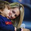 Sofia Balbi, la femme de Luis Suarez, et leur fils Benjamin au match opposant le FC Barcelone à Real Sociedad le 28 novembre 2015 à Barcelone